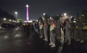 Ada berbagai keluh dan kesah juga yang seakan hadir mewarnai detik. Sunyinya Monas Di Malam Tahun Baru 2021 Diguyur Rintik Hujan