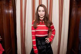 Throughout these years, emilia clarke received 4 emmy nominations of outstanding lead actress for her role of daenerys targaryen in @gameofthrones. Fantastic Emilia Clarke Full Cover Dress With Smile Face Free Mobile Background Photo Desktop Hd