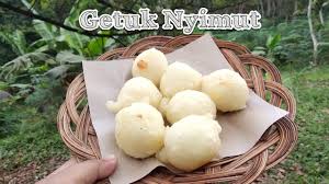 Getuk merupakan kue basah yang terbuat dari ketela pohon atau singkong. Vlog Getuk Nyimut Khas Kudus Youtube