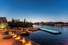 Flussschwimmbad In Der Spree Urbanes Erholungsgebiet Stadtstrand 1500qm Eventflache Fur Corporate Events Schwimmende Badean Stadtstrand Strandurlaub Urlaub
