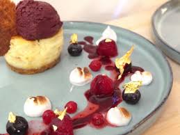 Geflammter New York Cheesecake Mit Waldbeer Avocado Eis Rezept Rezept Dessert Ideen Das Perfekte Dinner Lebensmittel Essen