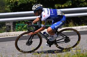 Jun 26, 2021 · die tour de france hat gerade erst begonnen, da erschüttert ein massencrash die rundfahrt. Video Der Kuhle Fall Von Evenepoel Die Brucke Hinunter
