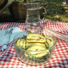Preparazione rotolo di frittata di zucchine 1 prendete le zucchine e tritatele finemente, salatele e mettetele a riposo in una ciotola per 10 minuti circa, così da far fuoriuscire tutto il liquido di vegetazione. Frittata Arrotolata Con Crema Di Zucchine E Bresaola