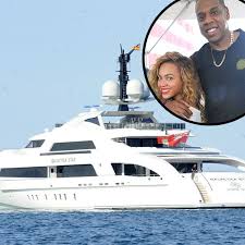 Here S Why Rihanna And Drake Haven T Made Their Relationship Official Yacht World Yacht Luxury Yachts