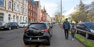 Es ist blau und zeigt ein auto, das ganz oder zur hälfte über dem bordstein ► ist dieses schild vorhanden, dürfen kfz bis zu einem zulässigen gesamtgewicht von 2,8 tonnen auf dem gehweg stehen. Strassenverkehr In Hannover Parken Auf Dem Gehweg Bleibt Am Schneiderberg Verboten