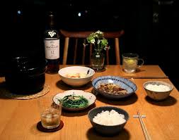 今日晚餐 滷牛肉燒百合 蒜炒鹽麴皇宮菜 番茄玉米湯 土鍋白米飯 佐餐酒是蘇格蘭the macallan double cask 12年單一麥芽威士忌加冰 另一半喝 熱蜂蜜檸檬水 仍在感冒中的我喝 餐後甜點是日本水蜜桃切盤 table settings table