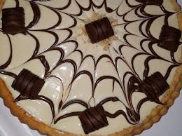 Per preparare la crostata morbida al kinder bueno iniziate a fondere al microonde, o al bagnomaria, il cioccolato fondente con il burro, poi lasciate intiepidire. Ricetta Crostata Morbida Kinder Bueno Dolcidee