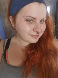 Eyebrow piercings are such a vibe 💅 There's an art to a well-placed  eyebrow piercing, and these piercers are true artists 😉 1️⃣ & 2️⃣:  @cassidy.offenberger 3️⃣: @spellpiercer 4️⃣: @sakurapiercing 5️⃣:  @piercedbyphebe