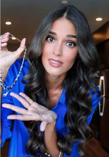 emma hix in blue dress Hix's Instagram, Twitter & Facebook on IDCrawl Color:Peach Puff