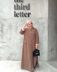 Gambar model gamis untuk kerja (gamiscantik.net). 10 Model Gamis Untuk Wanita Gemuk Yang Nyaman Dan Modis Updated 2021 Bukareview