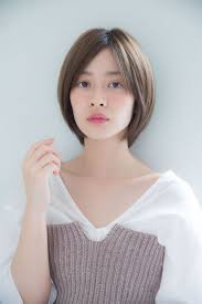 縦長シルエットで叶える ほっそり小顔見え ショートヘア lee ヘアスタイリング 前髪ありヘア 女性のヘアスタイル