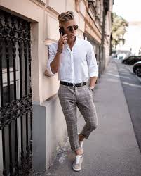 Elegantes Casualoutfit Fur Den Sommer Feine Kariert Gemusterte Hose Mit Weissem Hemd Und Sneaker Oder Chucks Manneroutfits Ou Herren Outfit Herren Mode Mode