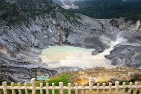 Berkunjung ke kawah putih ciwidey bandung yang berada di puncak gunung patuha di ketinggian 2434 mdpl ini sangat berbahaya, jika anda momen terindah di kawah putih ciwidey bandung adalah pagi hari pada saat matahari terbit. Precious Of Indonesia 11 Exotic Places Popular In Bandung West Java