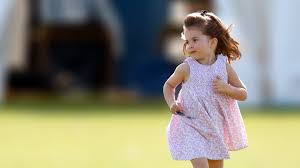 La foto che prova che la Principessa Charlotte è identica a Lady Diana: la  somiglianza tra nonna e nipote è top