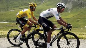 Colombia's egan bernal (c) wears the overall leader's yellow jersey as he celebrates his victory at the tour de france in paris on sun., july 28, 2019. Tour De France Wetter Chaos Stoppt Alpen Etappe Bernal In Gelb Eurosport