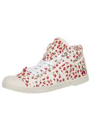 L'esprit vintage du jeanner se ressent pleinement dans ses nouvelles collections de chaussures pour homme, femme et enfant. Le Temps Des Cerises Chaussure Le Temps Des Cerises Accessoires