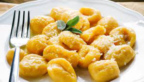 Iniziate facendo lessare la patate. Ricetta Gnocchi Di Patate Con Sugo Di Zucca Le Ricette Di Buonissimo