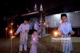 2 hari pertama adalah hari raya idulfitri (1 syawal) dan hari raya iduladha (10 zulhijah). Daily Life Raya Sedondon Di Ibu Kota Kuala Lumpur Rayaaidilfitri2019