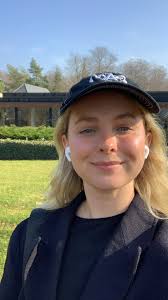 Room in Frederiksberg. Rent is 7000 Kr. Available from 1 st July. Only for  girls under 25 years😊