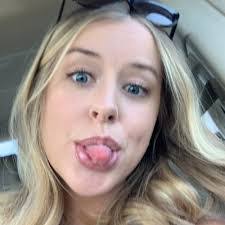 Iris Simons's Instagram, Twitter & Facebook