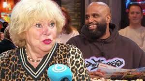 Jan Roos giert om overleden vader Glennis Grace: 'Circusaapje'