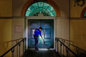 universitatsspital zurich damit auf dem usz areal auch im dunkeln alles mit rechten dingen zugeht drehen die mitarbeitenden der security ihre runden uber das gelande alexander zuberbuhler kontrolliert ob die turen korrekt