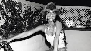 Cher also found success in acting, winning an oscar for moonstruck (1987). Cher 20 Seltene Fotos Der Musik Ikone Die Ihren Relaxten 70er Jahre Stil Zeigen Vogue Germany