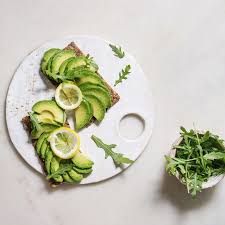 Voici Pourquoi Il Ne Faut Surtout Pas Couper Un Avocat Avec Un Couteau En Metal Elle A Table Avocat Cuisine Couteau