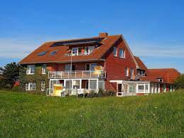 Ein familienfreundliches haus mit bollerwagen, sportplatz um die ecke. Sonnenblick Ferienwohnungen Insel Baltrum