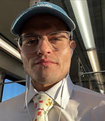 Hello everyone! Just wanted to introduce myself and connect with the  community. My name is Roy, I am 33 years old, and I am single. I work in  marketing as a website