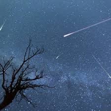 With very fast and bright meteors, perseids frequently leave long wakes of light and color behind. J5 B7q02cyv5zm