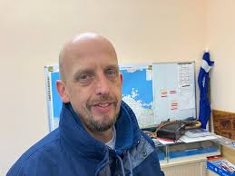 Helfer in Blau meistern Prüfungen mit Bravour