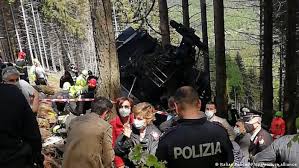 Eine gondel mit ausflüglern ist am sonntag beim ort stresa, westlich des lago maggiore. Dqaaqpiaubethm