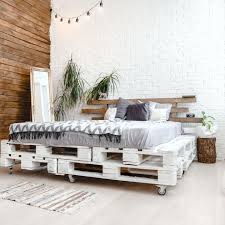 Umgangssprachlich, scherzhaftmit den hühnern zu bett gehen (= sehr früh zu b. Bett Selber Bauen So Einfach Geht S Brigitte De