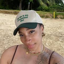 What are some dye-free alternatives to Knorr and Goya seasonings?