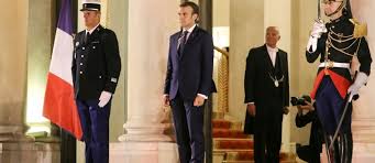 La cote de popularité du chef de l'etat est à son plus bas niveau depuis le début du quinquennat. Popularite Macron Chute Philippe Resiste Le Point