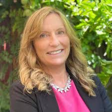 Lisa Hinkley's Instagram, Twitter & Facebook