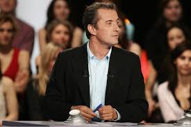 Vendredi sur le plateau des « 100 plus grands… délires », un homme est venu perturber l'émission en direct alors que christophe dechavanne s'apprêtait à faire un petit jeu. Christophe Dechavanne Se Defend D Avoir Triche Dans La Roue De La Fortune
