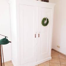 Toller Alter Kleiderschrank Mit Bierlack Interesse An Alten Mobeln Die Sonst Keiner Hat Dann Schau Einfach Bei Mir Auf Ebay Kl Home Decor Furniture Decor