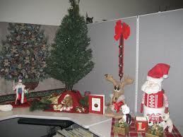 When permitted by h.r., christmas decorations are a wonderful way to share the spirit of the season with the people whose company you share for the bulk of your day. 60 Gorgeous Office Christmas Decorating Ideas Detectview