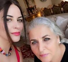 As a child, she released eight albums using the nickname neşecik. Mavera Ile Ekrana Donen Zara Nin Annesiyle Olan Fotograf Olay Oldu