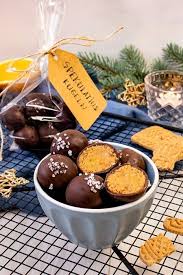 Fur Die Feinen Schokokugeln Mit Einem Herz Aus Spekulatius Und Erdnusscreme Bleibt Der Ofen Einfach Mal Aus Spekulatius Kekse W Lecker Erdnusscreme Rezepte