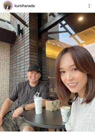 花田虎上氏の美人妻、顔出し夫婦ショット公開「笑顔がかわいい」「輝いていますよ」の声 : スポーツ報知