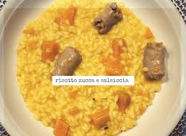 Prendete la salsiccia, incidete il budello con un coltellino e tiratelo delicatamente con le mani per rimuoverlo 2, quindi tritate la carne con un coltello 3. Risotto Zucca E Salsiccia Perfetto Per Questa Stagione