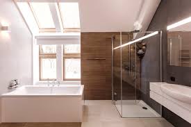 Auch kleine bäder lassen sich mit badewanne, dusche und einem großen waschtisch einrichten, ohne die bewegungsfreiheit einzuschränken. Dusche Unter Der Dachschrage Ratgeber Velux Magazin
