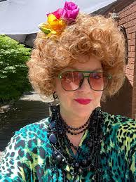 Debra Leos's Instagram, Twitter & Facebook