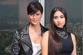 This article uses spanish naming customs: Tonka Tomicic Paloma Mami Me Enseno La Selfie De Cara Y Colita