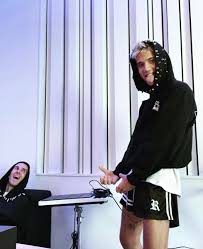 Travis barker kisses kourtney kardashian during fourth of july trip to disneyland with his kids. Luogesherm Mem