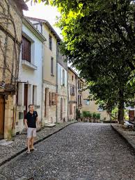 Jardin De Kashmir Bergerac La Rondeur De L Accent Gascon Du Prefet Frederic Perissat N Empeche Pas L Acuite Des Questions Vous Parlez Francais Road Alley