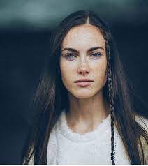 26 beautiful black women flaunting their freckles by nikki brown · november 3, 2016 october 26, 2020 for a long time, freckles were considered a physical feature exclusive to our caucasian. Dark Hair Freckles And Pale Skin Beautiful Beautiful Freckles Pale Skin Beauty Hair Pale Skin